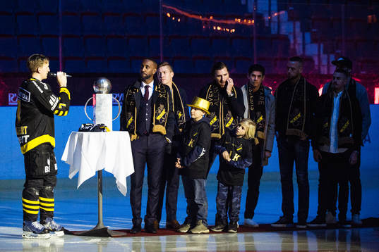 s Filip Windlert välkomnar Henok Goitom och AIK:s