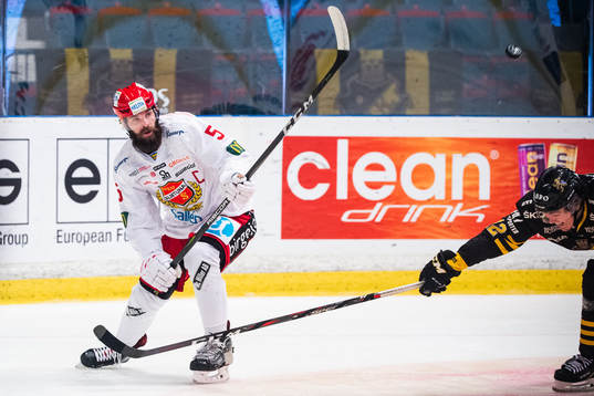 s Max Lindholm i kamp om pucken