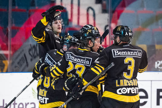 s Jesper Frödén jublar med lagkamrater