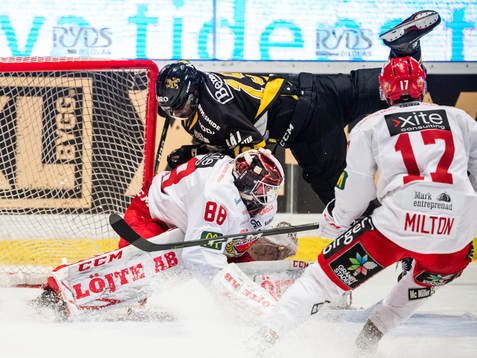 s Daniel Muzito Bagenda åker in i Almtunas målvakt Arvid
