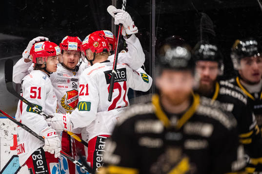 Almtunas Tobias Liljendahl jublar med lagkamrater