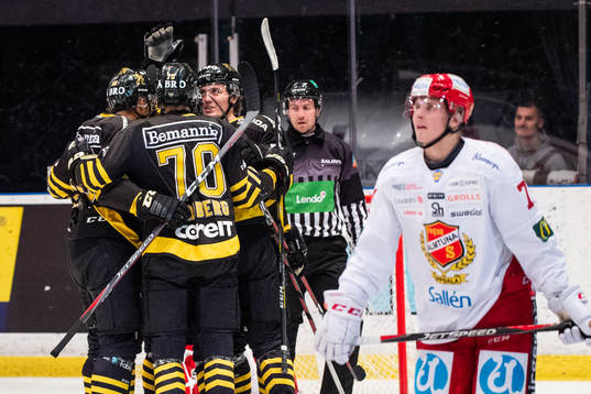 s Max Lindholm jublar med lagkamrater
