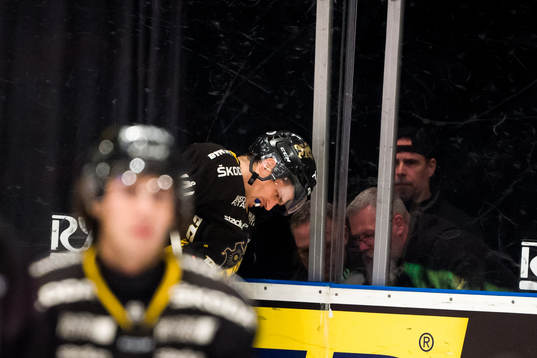 s Eric Castonguay lämnar matchen