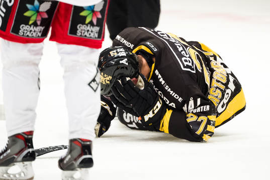 s Eric Castonguay har ont och lämnar sedan matchen