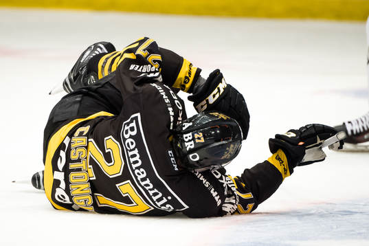 s Eric Castonguay har ont och lämnar sedan matchen