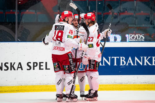 Almtunas Victor Rollin-Carlsson jublar med lagkamrater