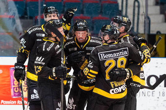 s Mathias From jublar med lagkamrater