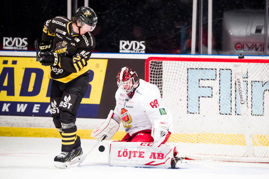s Max Lindholm och Almtunas målvakt Arvid Ljung