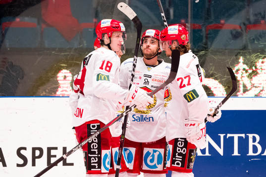 Almtunas Victor Rollin-Carlsson jublar med lagkamrater