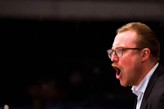 s assisterande tränare Jeff Jakobs jublar