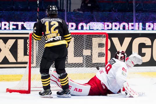 s Max Lindholm fullbordar sitt hattrick och gör 5-2 bakom