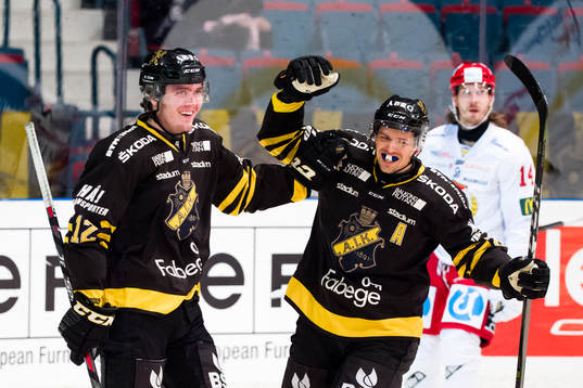 s Max Lindholm jublar med Eric Castonguay