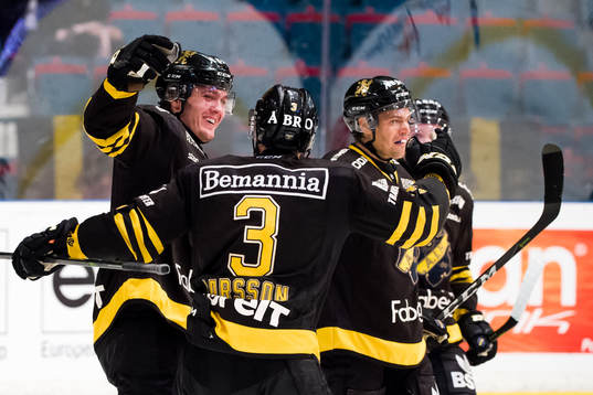 s Max Lindholm jublar med Eric Castonguay och Johan Larsson