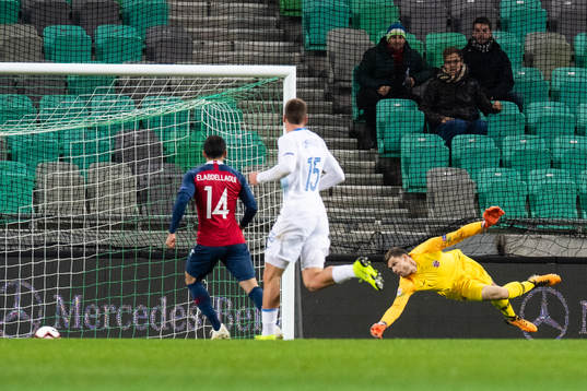 Slovenia scores 1-0 behind goalkeeper Rune Almenning