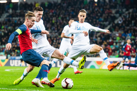 Stefan Johansen of Norway and Benjamin Verbic and Andraz