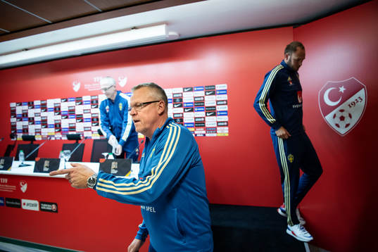 Head coach Janne Andersson and Andreas Granqvist of Sweden