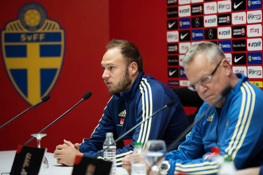 Andreas Granqvist and head coach Janne Andersson of Sweden