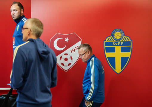 Andreas Granqvist and head coach Janne Andersson of Sweden