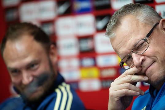 Andreas Granqvist and head coach Janne Andersson of Sweden