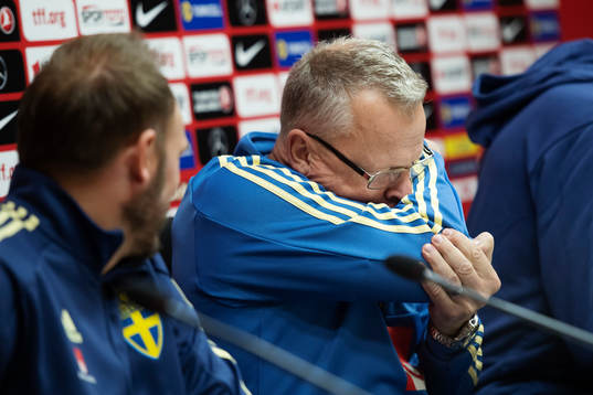 Andreas Granqvist and head coach Janne Andersson of Sweden