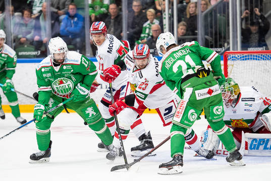 Moras Tomas Skogs rensar framför Rögles Taylor Matson och