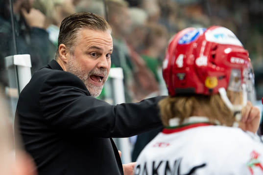 Moras tränare Mats Lusth agerar