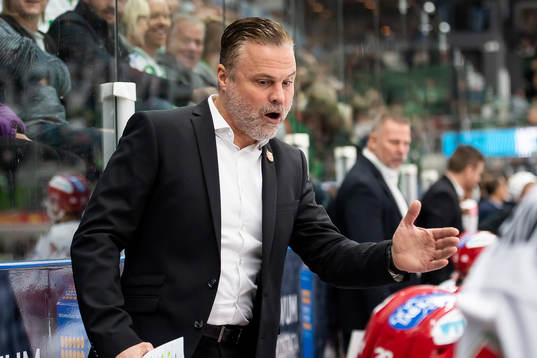 Moras tränare Mats Lusth agerar