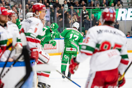 Rögles Taylor Matson jublar medan Moras spelare deppar i