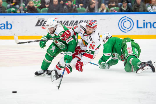 Rögles Taylor Matson i kamp mot Moras Mathias Bromé