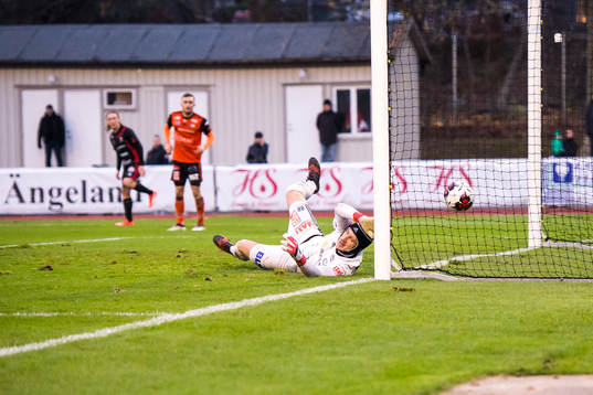 Karlskronas målvakt Sebastian Halle  släpper in 2-2 av