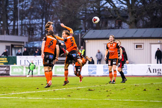 Trollhättans Pelle Ödlund nickar in 2-2