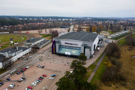 Exteriör flygbild över Löfbergs Arena