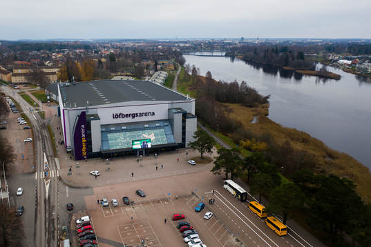 Exteriör flygbild över Löfbergs Arena