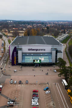 Exteriör flygbild över Löfbergs Arena