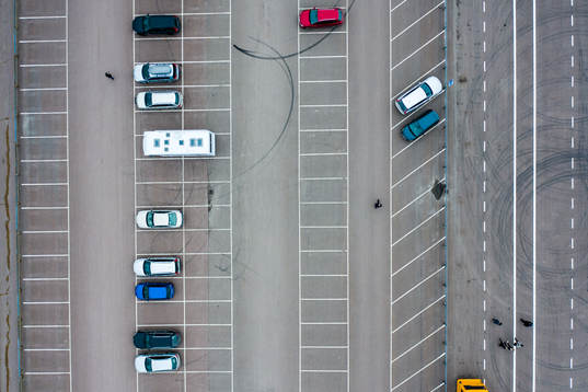 Exteriör flygbild över en bilparkering