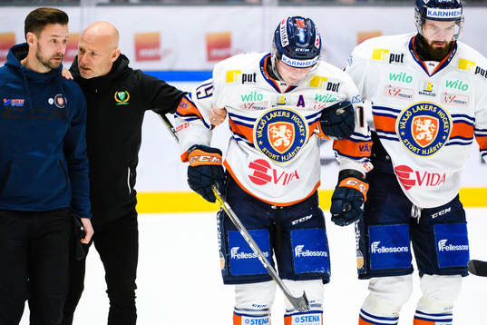 Växjös Tuomas Kiiskinen får hjälp av isen