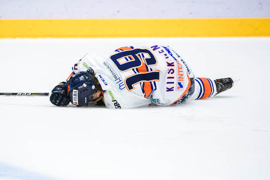 Växjös Tuomas Kiiskinen ligger kvar på isen