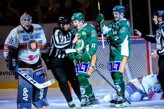 Färjestads Joakim Nygård och Theodor Lennström jublar