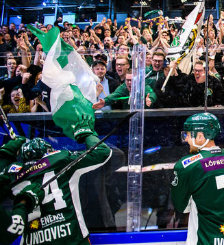 Färjestads Michael Lindqvist jublar och blir tackad av