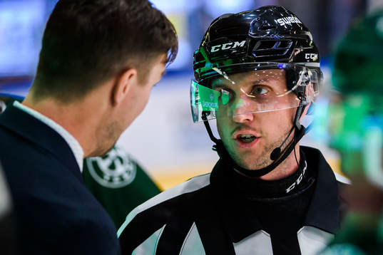 Domare Patric Bjälkander i samtal med Färjestads tränare
