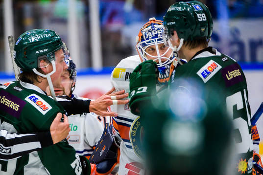 Växjös målvakt Viktor Fasth i samtal med Färjestads