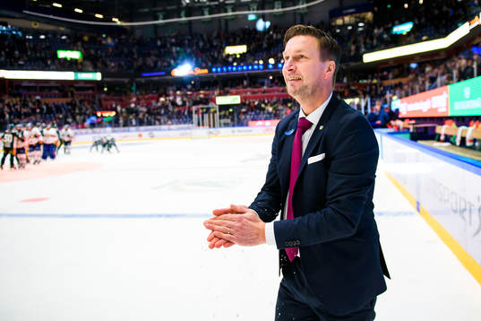 Färjestads tränare Johan Pennerborn jublar