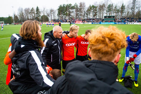 Mons Ivar Mjelde, head coach of Åsane, and players of Åsne