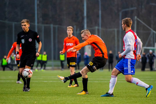 Erik Huseklepp of Åsane scores 1-1