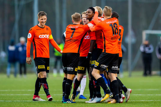 Michael Ogungbaro of Åsane celebrates with his teammates