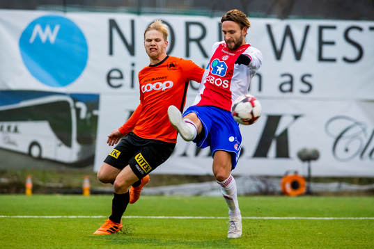 Håkon Lorentzen of Åsane and Jørgen Hammer of KFUM