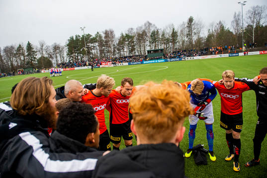 Mons Ivar Mjelde, head coach of Åsane, and the players of