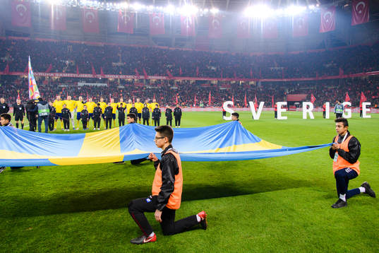 The Swedish flag in front of players of Sweden