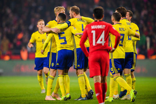Andreas Granqvist of Sweden celebrates with teammates