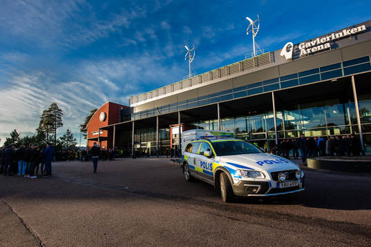 Exteriör av Gavlerinken Arena med en polisbil innan